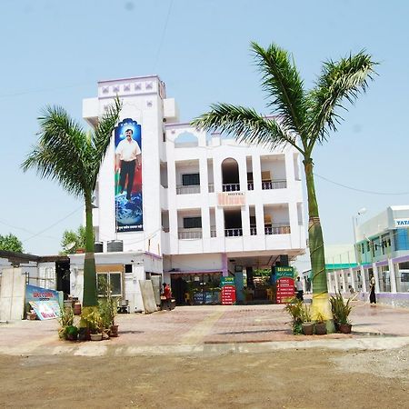 Hotel Utsav Shirdi Bagian luar foto