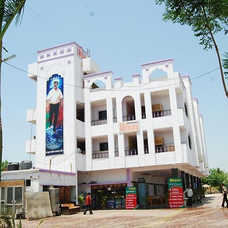 Hotel Utsav Shirdi Bagian luar foto