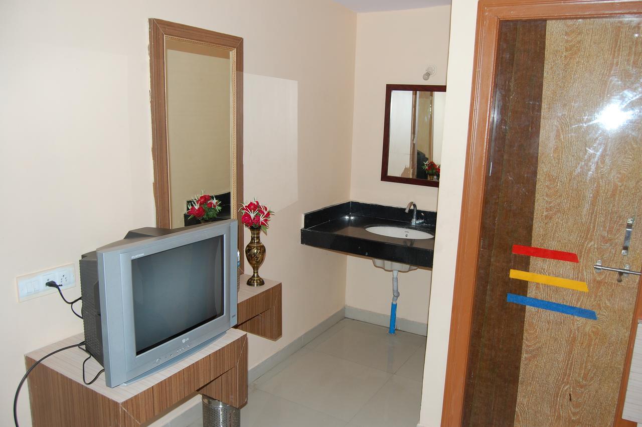 Hotel Utsav Shirdi Bagian luar foto