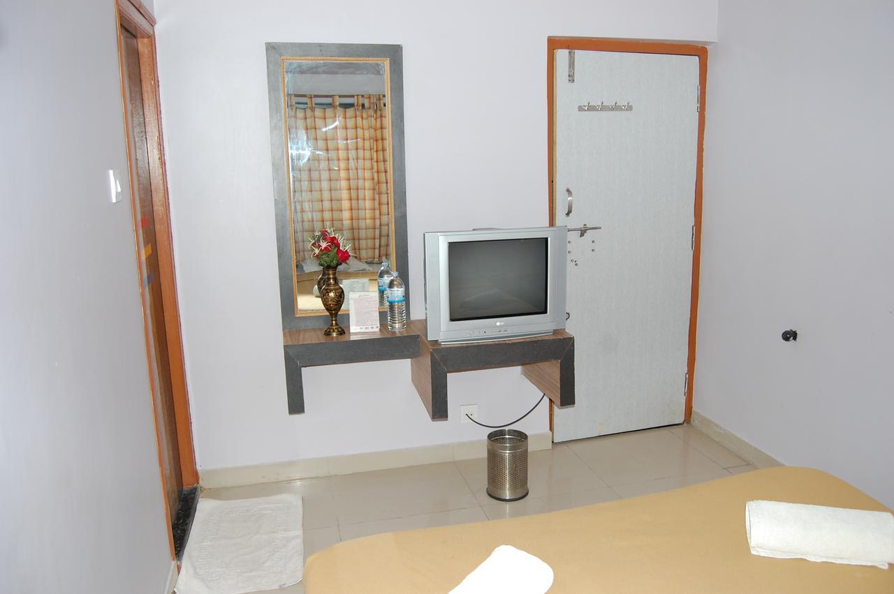 Hotel Utsav Shirdi Bagian luar foto