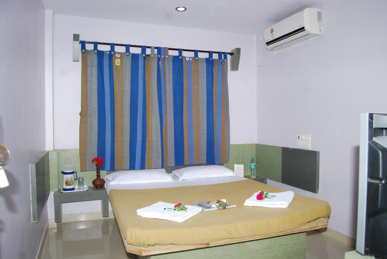 Hotel Utsav Shirdi Bagian luar foto