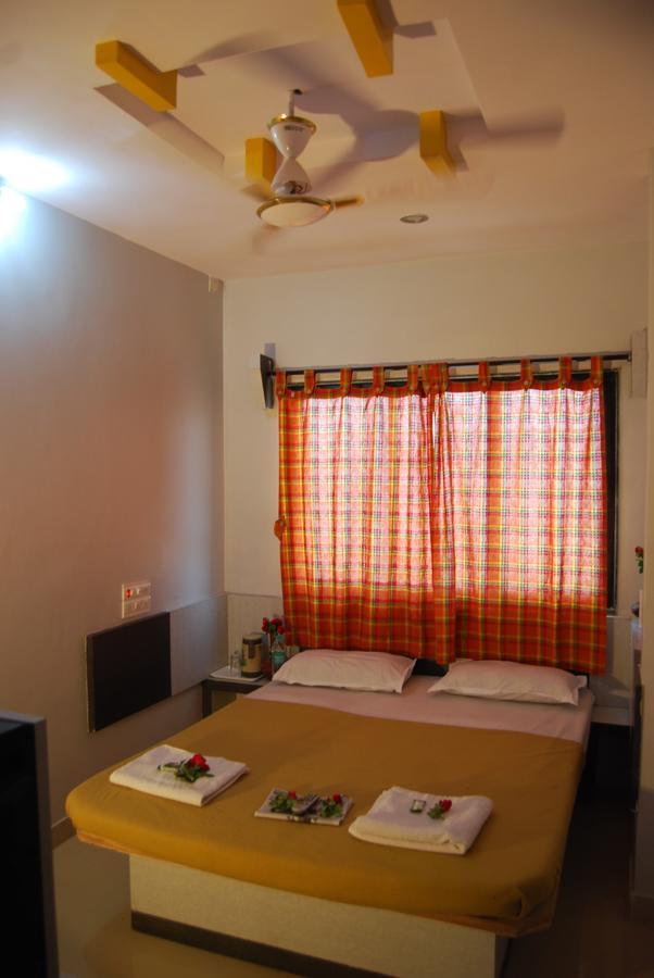 Hotel Utsav Shirdi Bagian luar foto