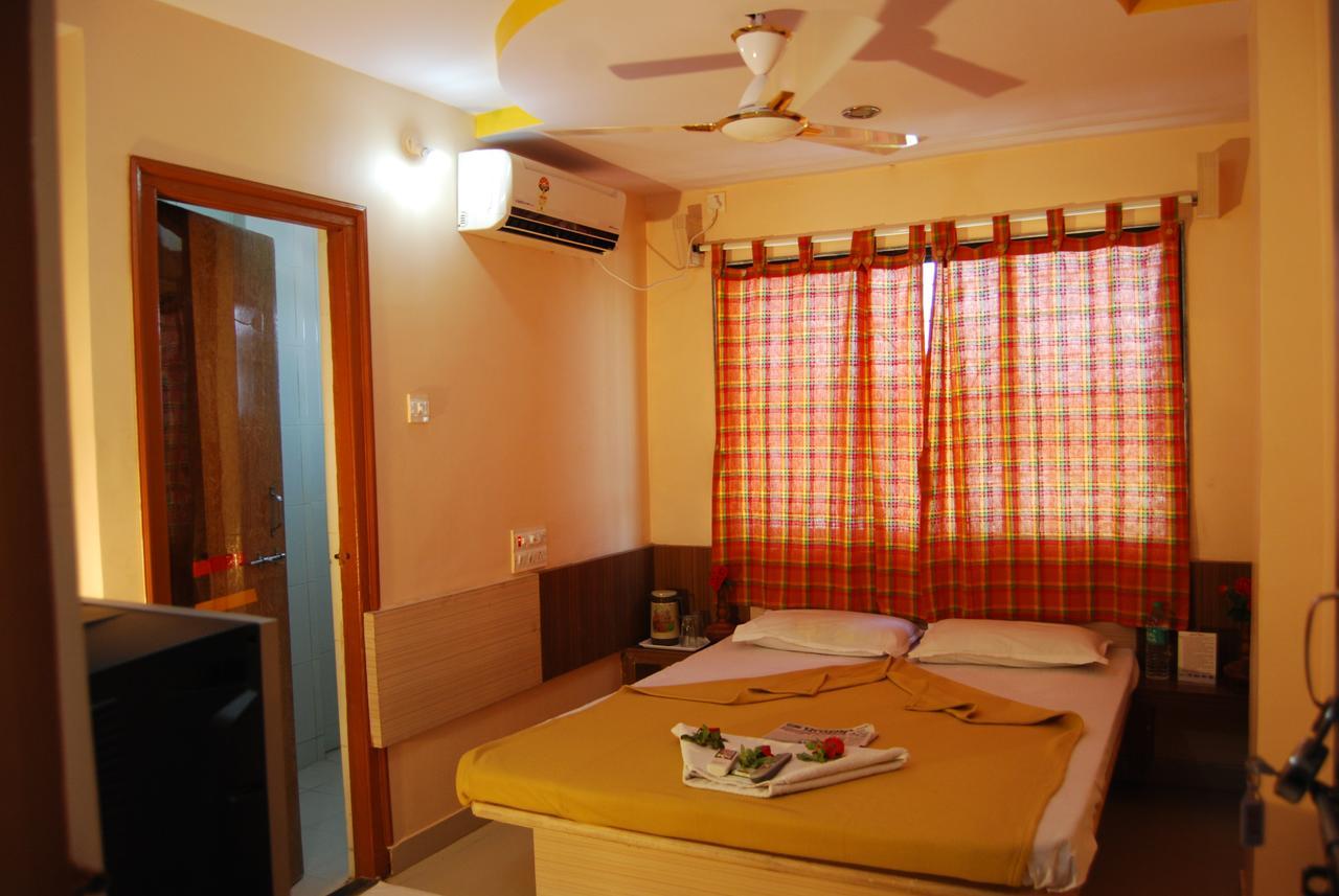 Hotel Utsav Shirdi Bagian luar foto