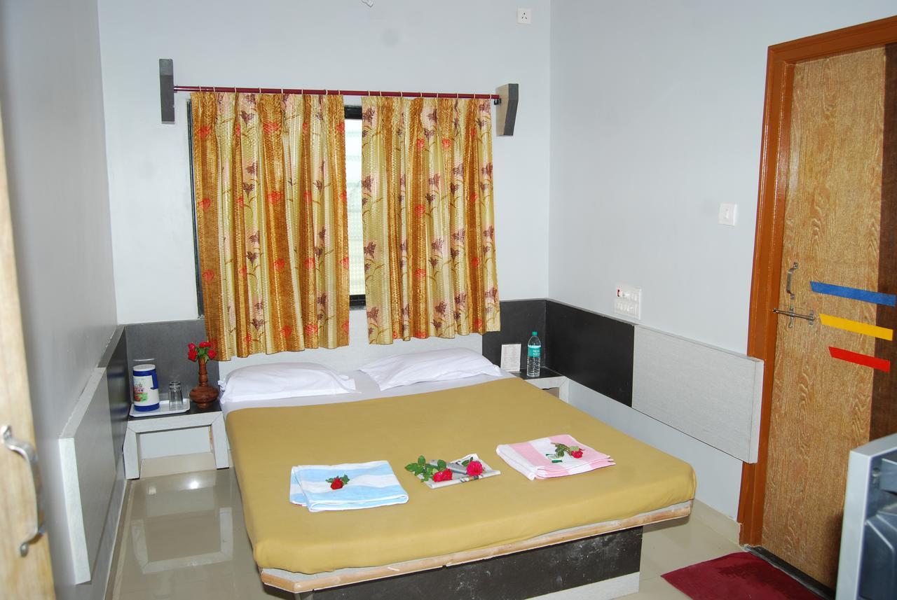 Hotel Utsav Shirdi Bagian luar foto