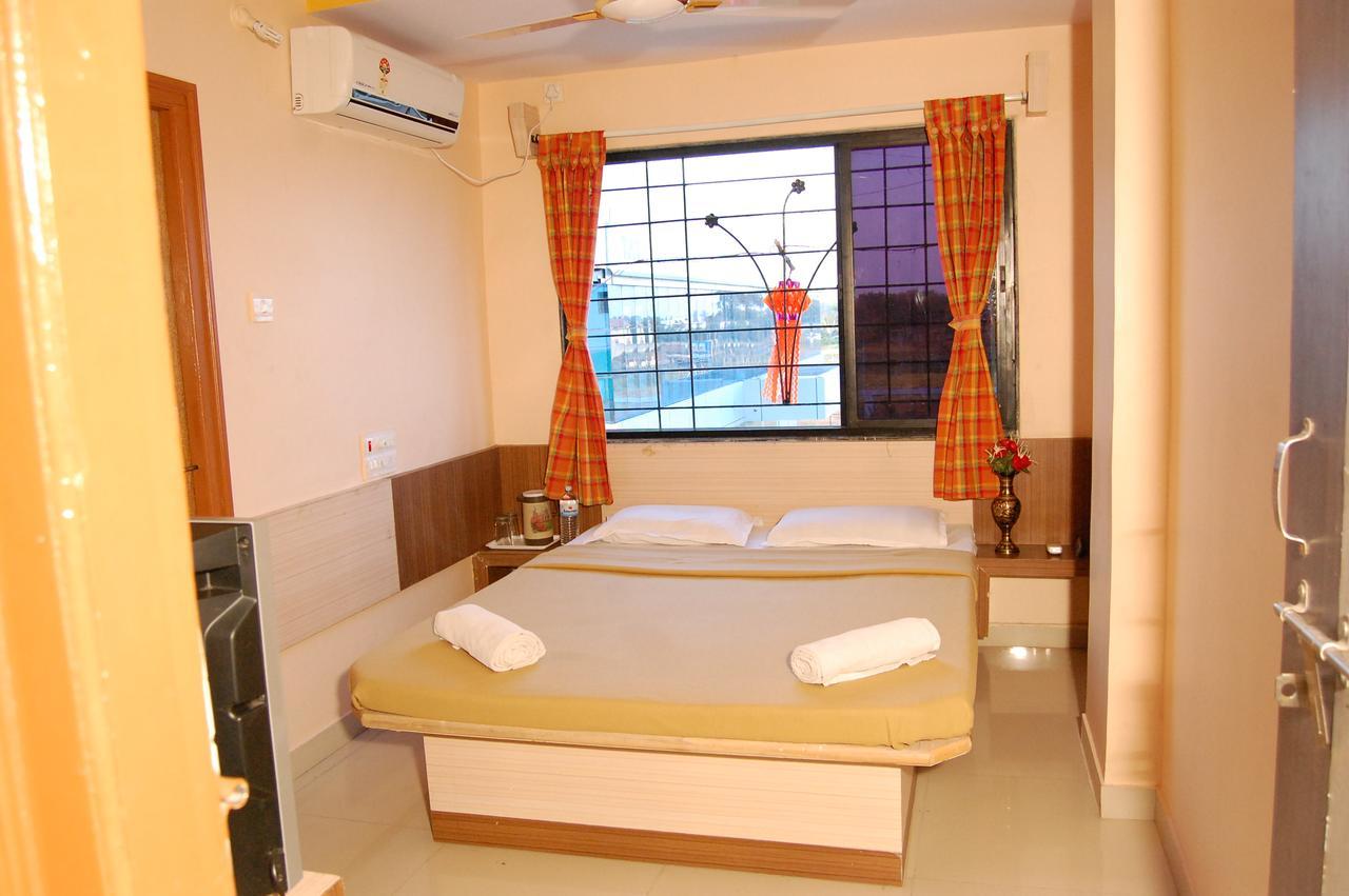 Hotel Utsav Shirdi Bagian luar foto