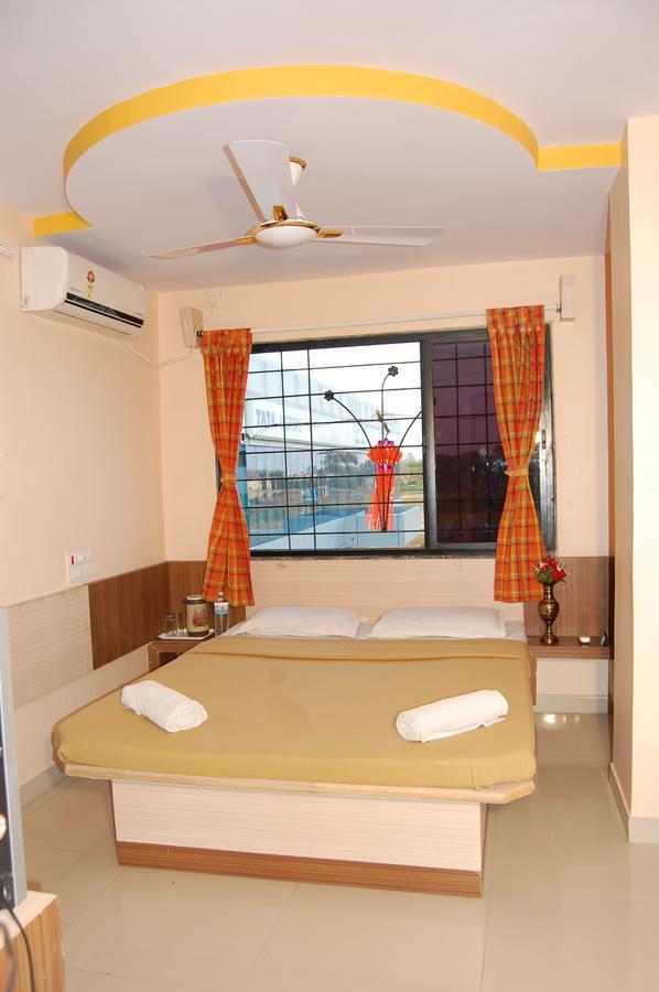 Hotel Utsav Shirdi Bagian luar foto