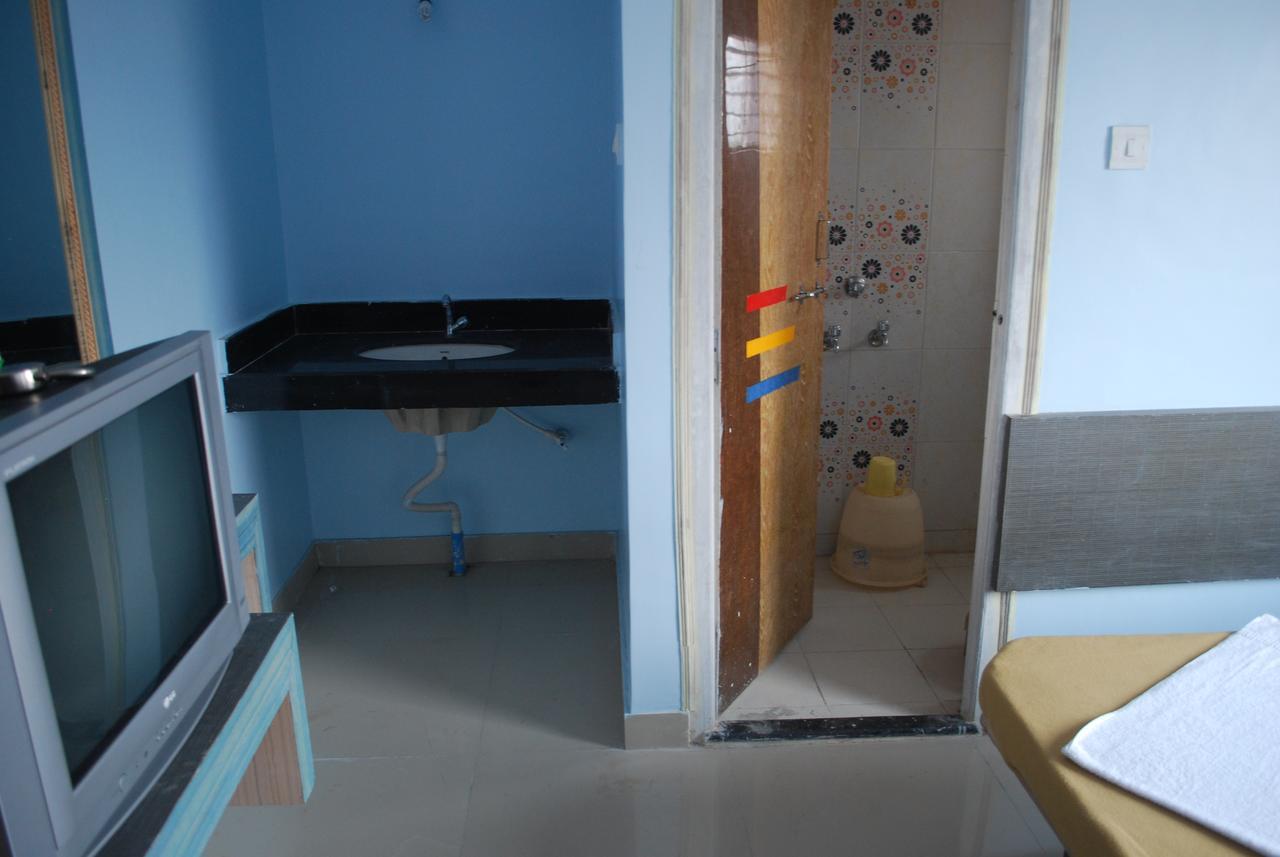 Hotel Utsav Shirdi Bagian luar foto