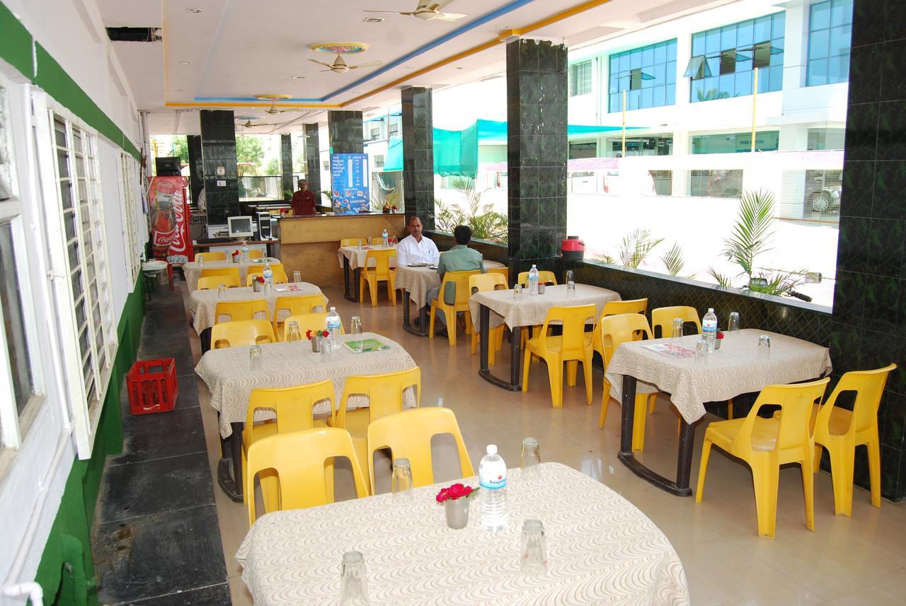 Hotel Utsav Shirdi Bagian luar foto