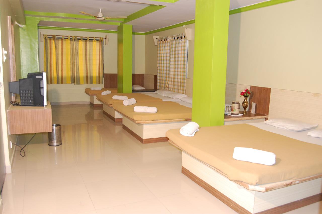 Hotel Utsav Shirdi Bagian luar foto