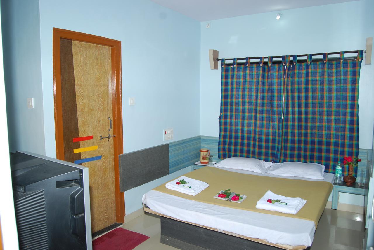 Hotel Utsav Shirdi Bagian luar foto