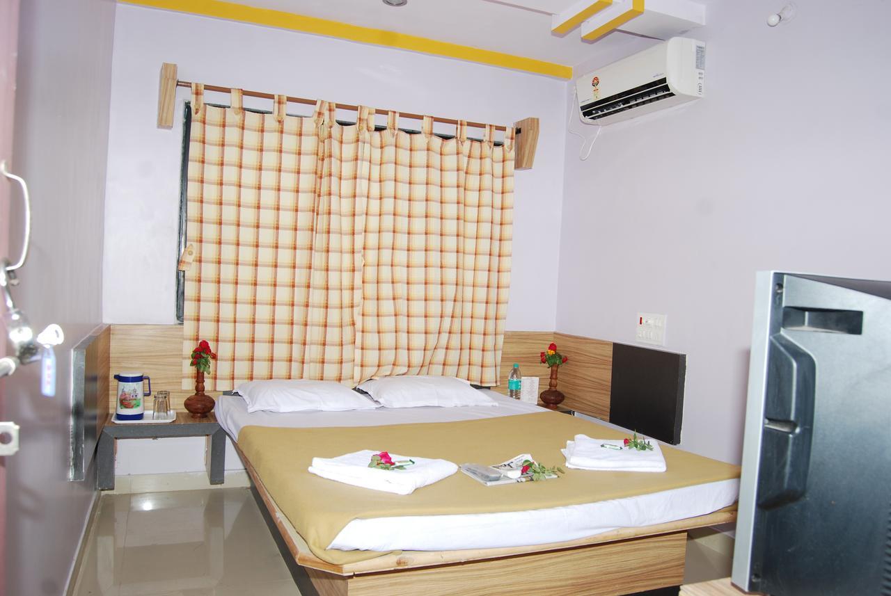 Hotel Utsav Shirdi Bagian luar foto