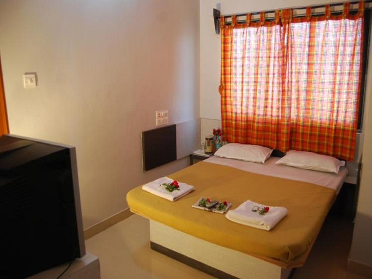 Hotel Utsav Shirdi Bagian luar foto