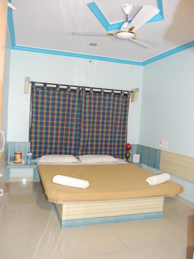 Hotel Utsav Shirdi Bagian luar foto